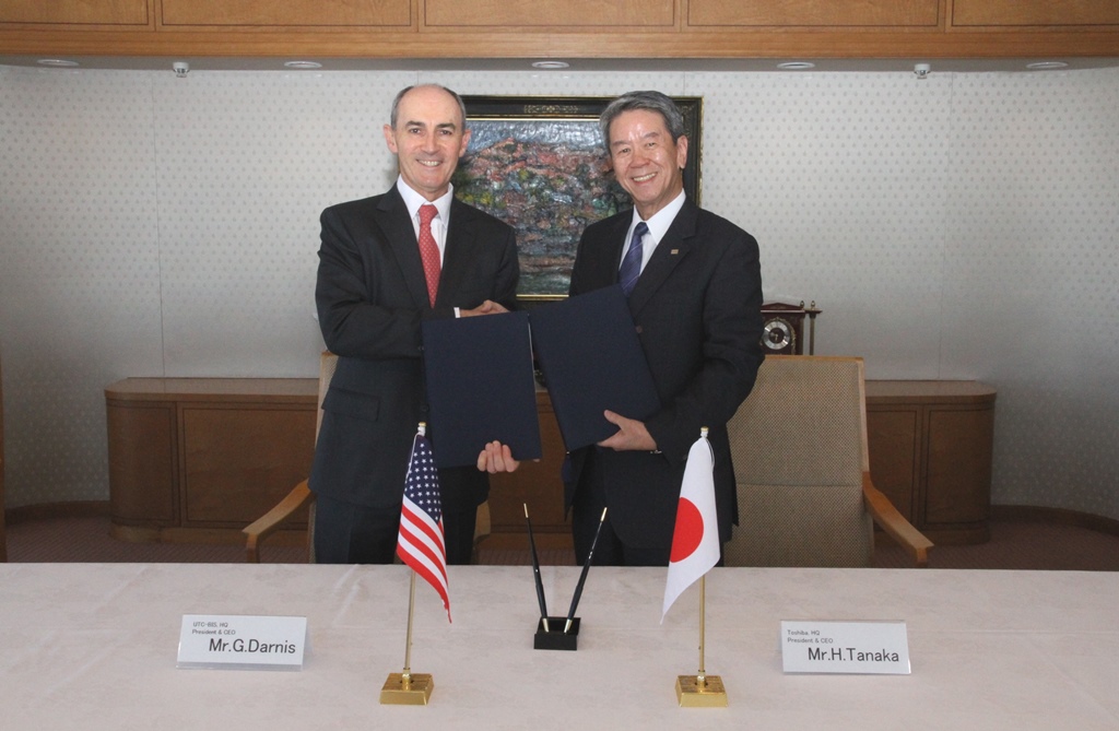 L: Mr. Darnis (President & CEO, UTC Building & Industrial Systems)   R: Tanaka (President & CEO, Toshiba) L: Mr. Darnis (President & CEO, UTC Building & Industrial Systems)   R: Tanaka (President & CEO, Toshiba)